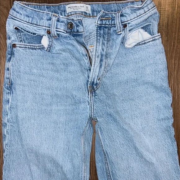 Abercrombie Cropped Light Blue Straight Leg Jeans - Picture 2 of 9
